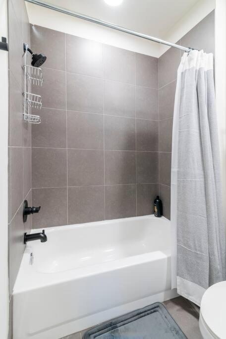 Charming Cozy Apartment With Wi-Fi & Free Parking Charlotte Exterior foto